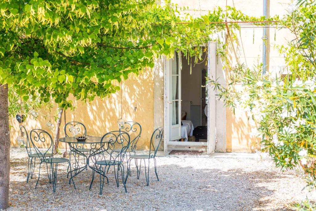 Domaine De Blanche Fleur Hotel Chateauneuf-de-Gadagne ภายนอก รูปภาพ